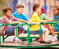 Sim o seu filho(a), deve brincar com outras crianças para seu desenvolvimento!